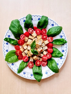 Una foto de Tofu a la albahaca 🌱 Ensalada inspirada en Caprese pero vegan 🌱 Tofu, tomates cherry, albahaca y AO