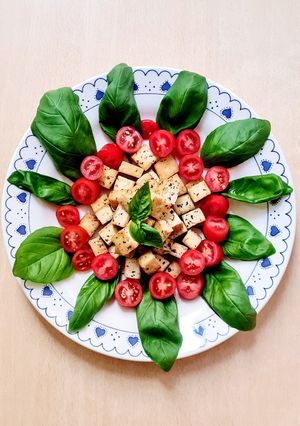 Una foto de Tofu a la albahaca 🌱 Ensalada inspirada en Caprese pero vegan 🌱 Tofu, tomates cherry, albahaca y AO