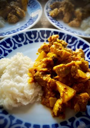 Una foto de Pollo Colombo —receta franco-caribeña—