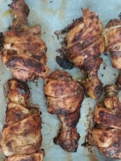 Una foto de Jamoncitos de pollo en salsa de churrasco enrollados con hojaldre