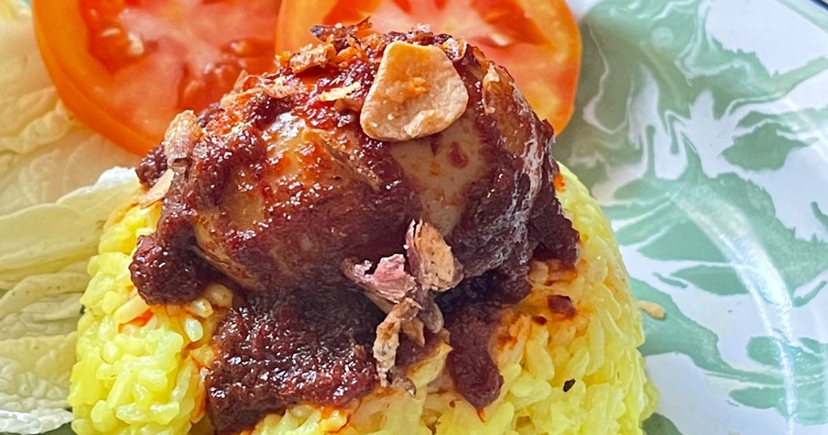 Nasi kuning & telor masak habang khas Kalimantan selatan
