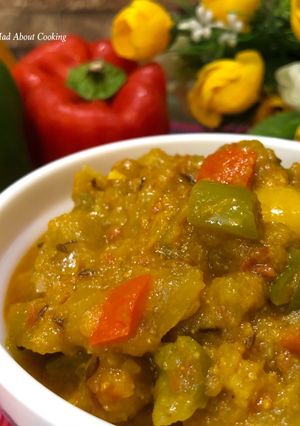 A picture of Lauki Shimla Mirch Sabzi or Bottlegourd With Capsicum.