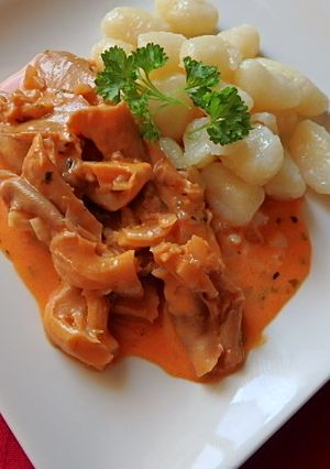 Sült paprikakrémes, kecskesajtos, laskapörkölt gnocchival recept fotója