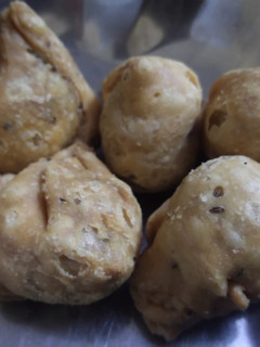 समोसे (samose recipe in Hindi) रेसिपी मुख्य फोटो