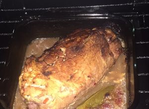Una foto de Cerdo relleno con jamón, queso y frutos rojos