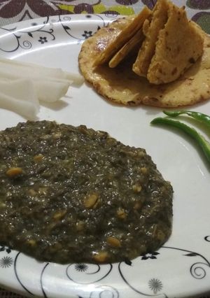 A picture of चने का साग,मक्के की रोटी.