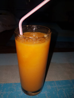 Una foto de Batido naranja (orange smoothie) de zanahoria, mango y soja