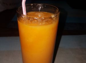 Una foto de Batido naranja (orange smoothie) de zanahoria, mango y soja