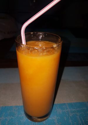 Una foto de Batido naranja (orange smoothie) de zanahoria, mango y soja