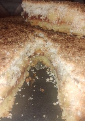 Una foto de Tarta de membrillo y manzana con cubierta crocante de coco 🌴