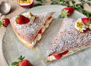 Une photo de Triangle feuilleté à la fraise et à la passion