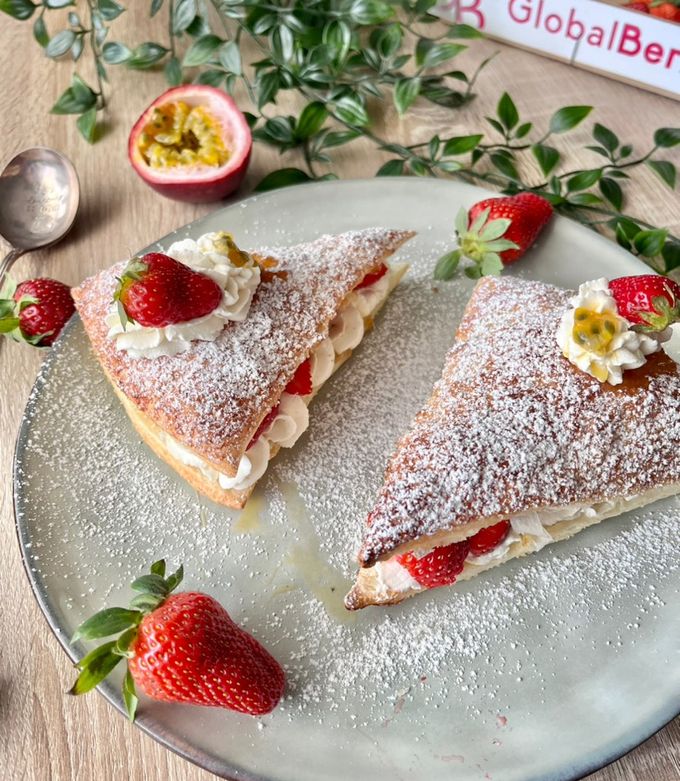 Une photo de Triangle feuilleté à la fraise et à la passion