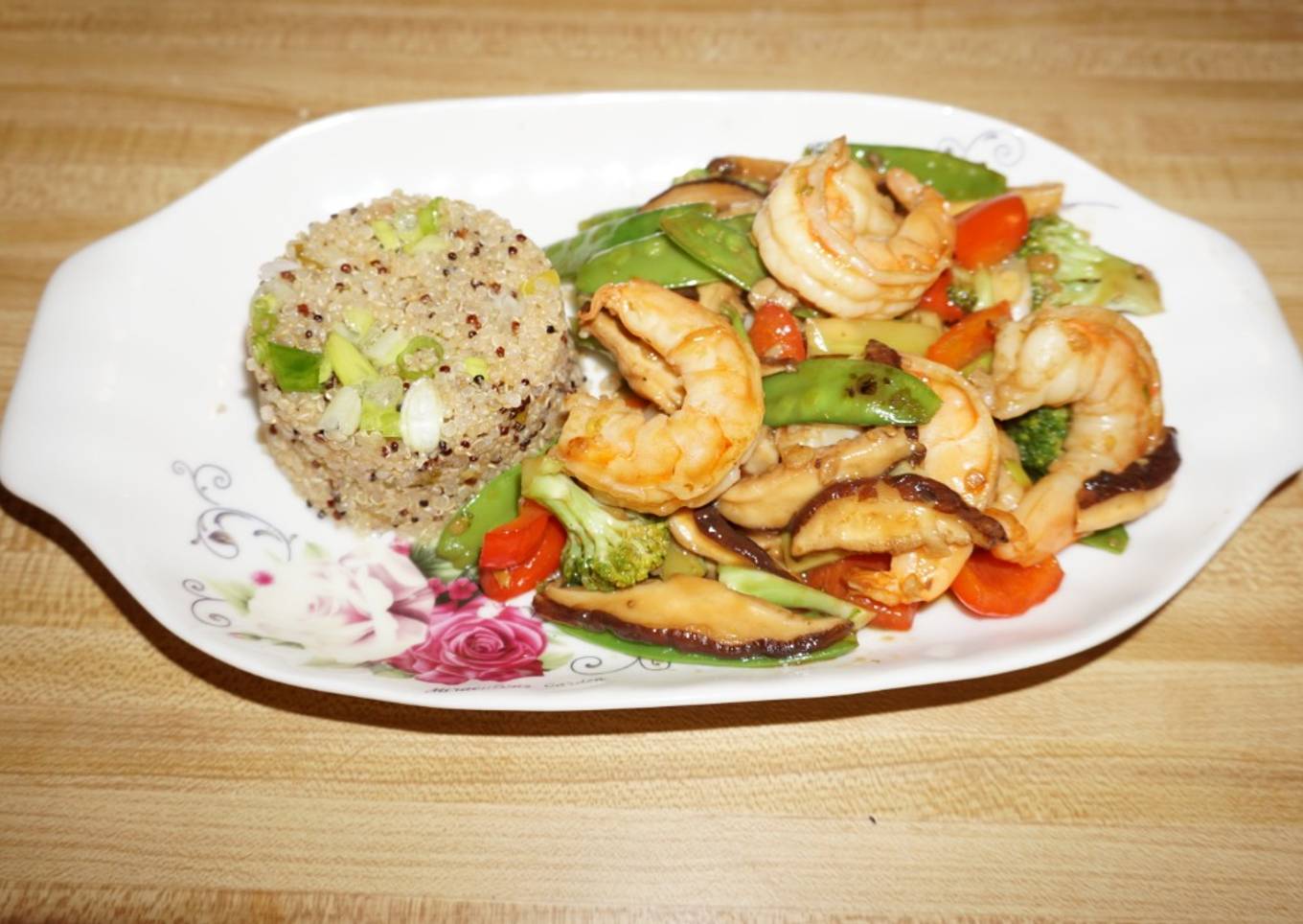 STIR-FRY SHRIMPS WITH SHITAKEE MUSHROOMS, GREEN PEAS PODS AND OYSTER SAUCE. JON STYLE