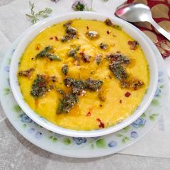 A picture of Polenta with butter and garlic.