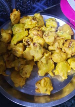 पालक और आलू के पकौड़े (palak aur aloo ke pakode recipe in Hindi) रेसिपी मुख्य फोटो