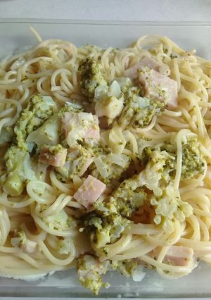 Una foto de Spaguetti con salsa de brócoli y 4 quesos