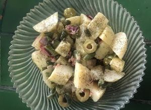 Una foto de Ensalada de papa con aceitunas y alcaparras