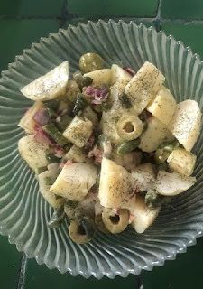 Una foto de Ensalada de papa con aceitunas y alcaparras