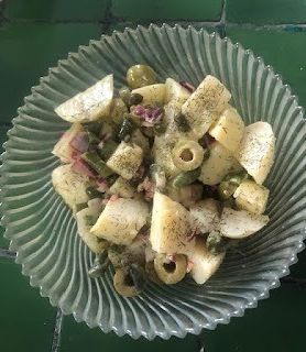 Una foto de Ensalada de papa con aceitunas y alcaparras