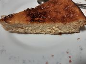 Una foto de tarta de yogur con leche condensada