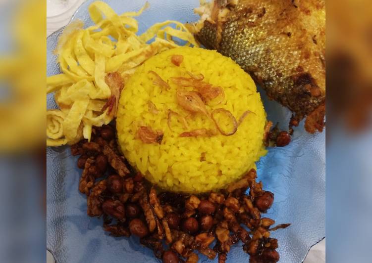 Resep 💛 Nasi Kuning Rice Cooker Simple ala Newbie 💛 yang Bisa Manjain Lidah