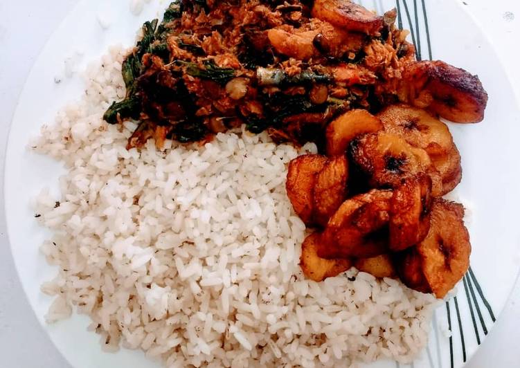 Ofada rice with fried plantain and vegetable sauce