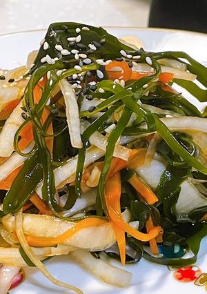涼拌小菜～洋蔥海帶紅蘿蔔絲 的食譜成品照片