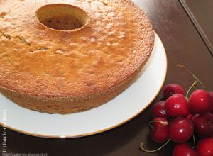 Foto de Bolo de iogurte de cereja com pedaços de chocolate