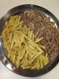 Iscas de carne acebolada com batatas fritas