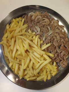 Foto de Iscas de carne acebolada com batatas fritas