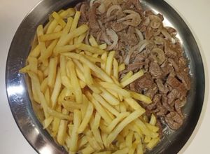 Foto de Iscas de carne acebolada com batatas fritas