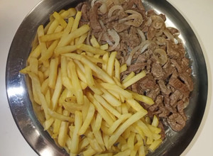 Foto de Iscas de carne acebolada com batatas fritas