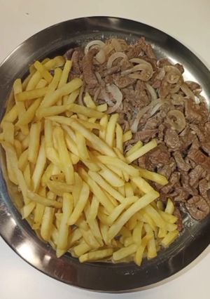 Foto de Iscas de carne acebolada com batatas fritas
