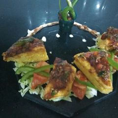 A picture of Dhokla e salsa.