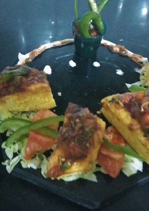 A picture of Dhokla e salsa.