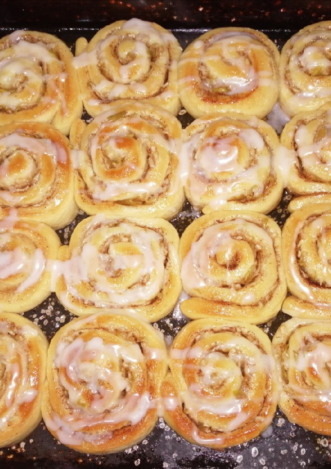 Una foto de Roles de canela y manzana, súper húmedos