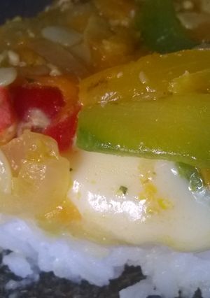 Una foto de Arroz con queso y verduras salteadas