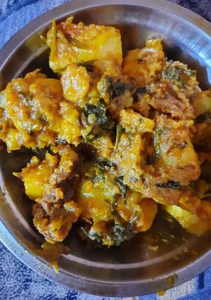 ধনেপাতা দিয়ে আলুর দম (dhanepata diye aloor dum recipe in Bengali) রেসিপির প্রধান ছবি