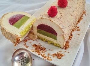 Une photo de Buche chocolat blanc - framboise - crémeux pistache