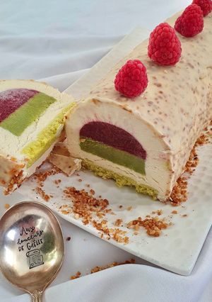 Une photo de Buche chocolat blanc - framboise - crémeux pistache