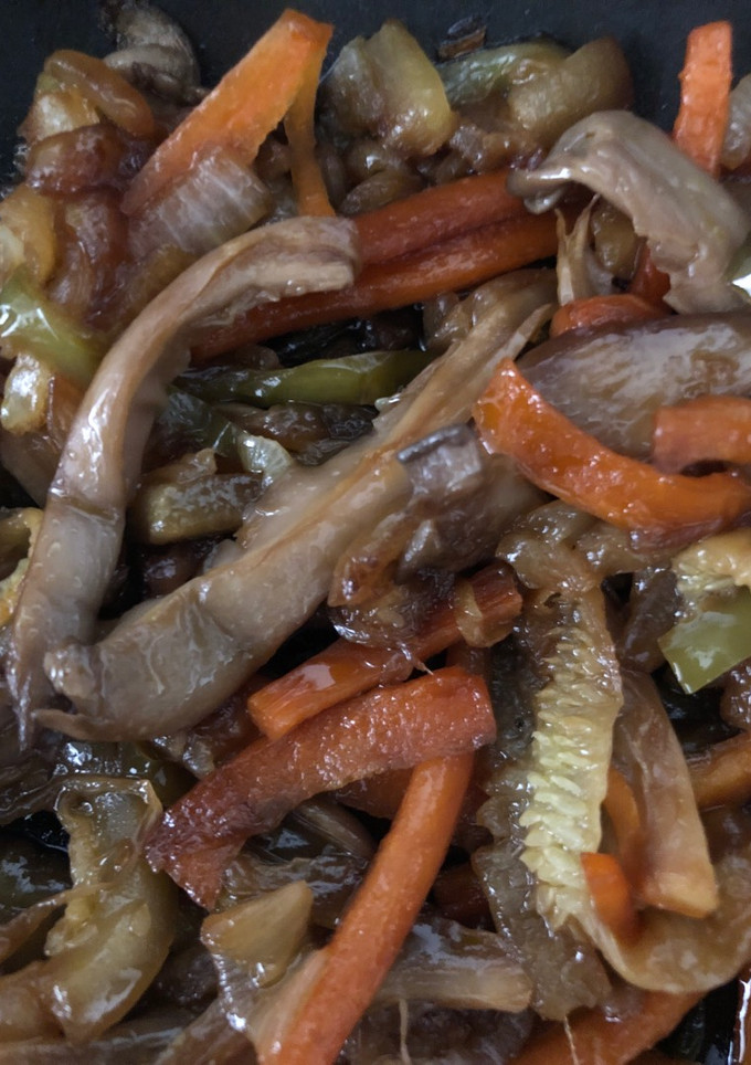 Una foto de Verduras con setas y salsa de soja