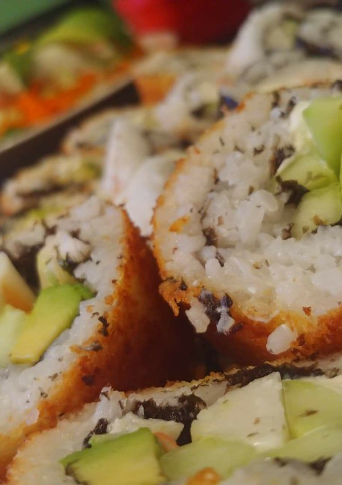 Una foto de Sushi empanizado 🍣🍤
