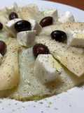 Carpaccio de bacalao ahumado con queso fresco, pera, alficoz y aceitunas, en 5’