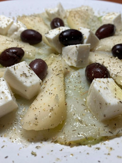 Una foto de Carpaccio de bacalao ahumado con queso fresco, pera, alficoz y aceitunas, en 5’