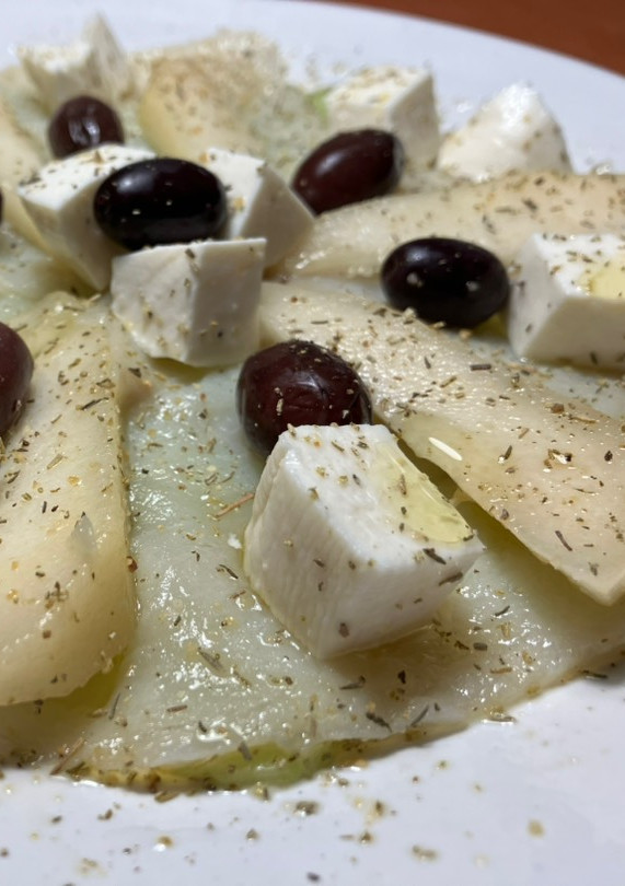 Una foto de Carpaccio de bacalao ahumado con queso fresco, pera, alficoz y aceitunas, en 5’