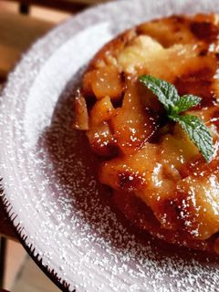 Una foto de Bizcocho de manzana en sartén