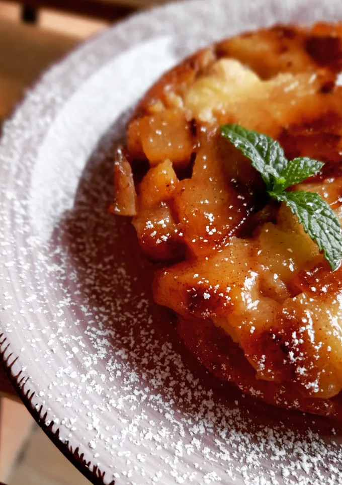 Una foto de Bizcocho de manzana en sartén