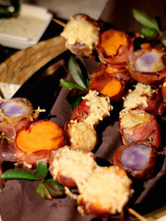 Una foto de Brochetas Gratinadas de Boniato y Patata Vitelotte con Serrano