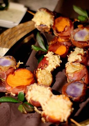 Foto principal de Brochetas Gratinadas de Boniato y Patata Vitelotte con Serrano