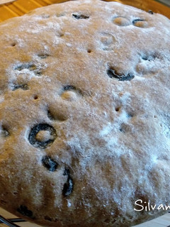 Una foto de 99.🍞Pan de aceitunas negras con salsa de yogur🍶